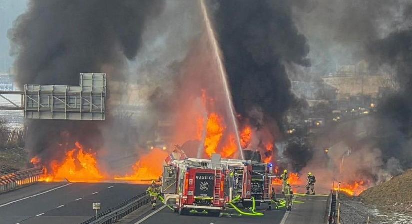 Pokoli baleset az autópályán: egekig értek a lángok, halálos áldozat is van (VIDEÓ)