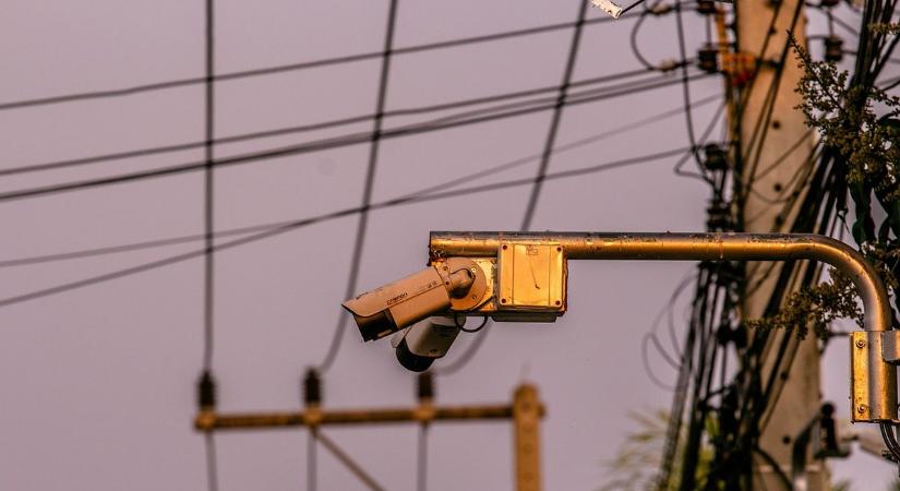 Gazemberség Siófokon: valaki rendszeresen elforgatja a térfigyelő kamerákat a városban