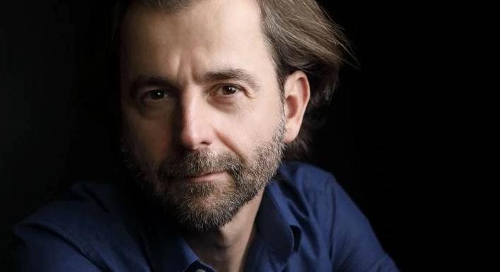 Cserhalmi újávi beszédéről ír az ÉS-ben Grecsó Krisztián