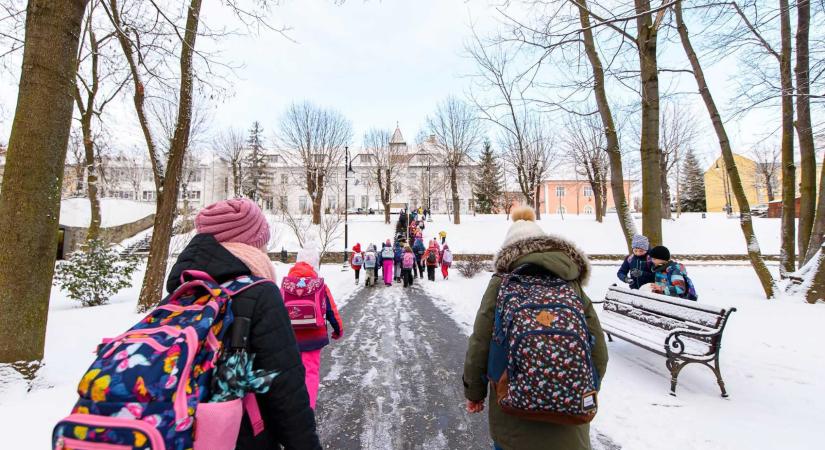Amikor a hideg sem kifogás: gyerekek százai lábbuszoznak iskolába Háromszéken