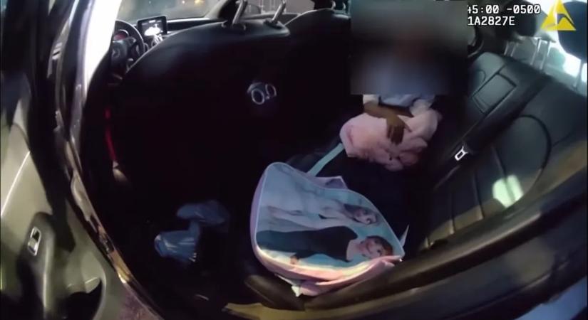 8 éves kislánnyal a hátsó ülésen loptak el egy autót, míg az anyja beszaladt a boltba – videó
