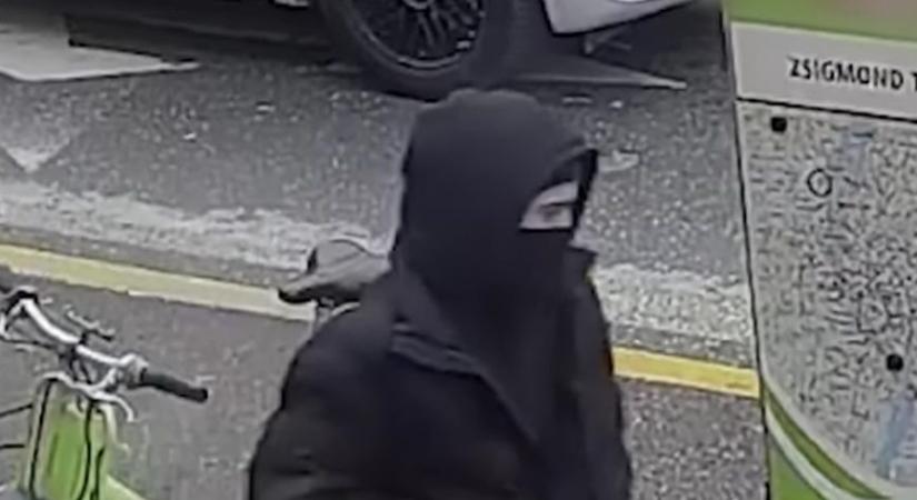 Maszkban raboltak ki egy boltot Budán, ezt a férfit keresik – videó