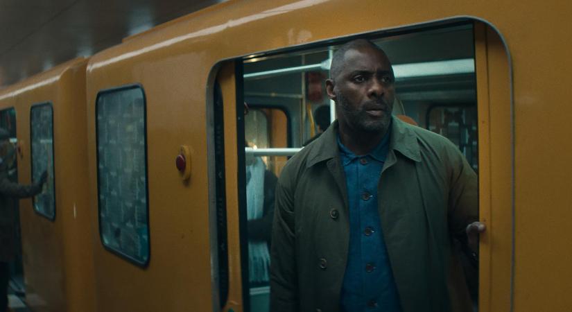 Idris Elba felszállt a berlini metróra, hogy tömör iróniával leszámoljon mindenkivel