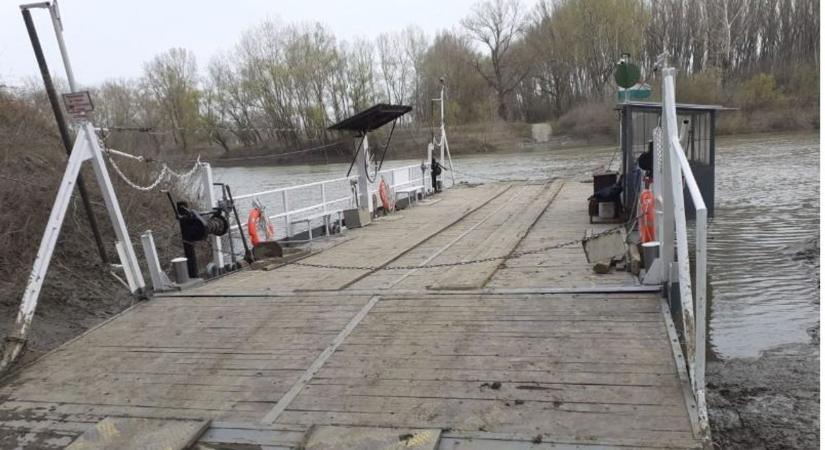 A jég megtréfálta a kompot, váratlan helyzet alakult ki Nagykörűnél – videóval