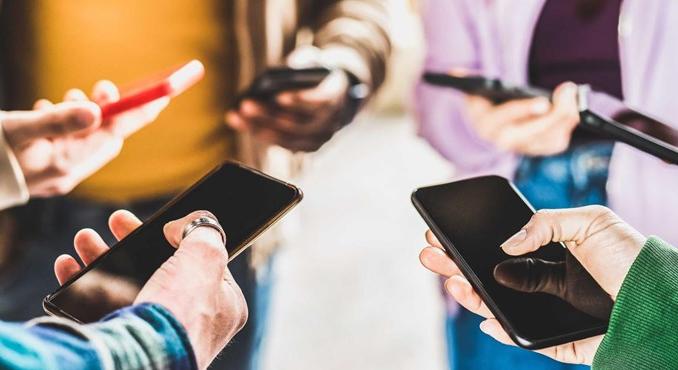 Betiltaná a közösségi médiát a 16 éven aluliaknak a brit pedagógus-szakszervezet