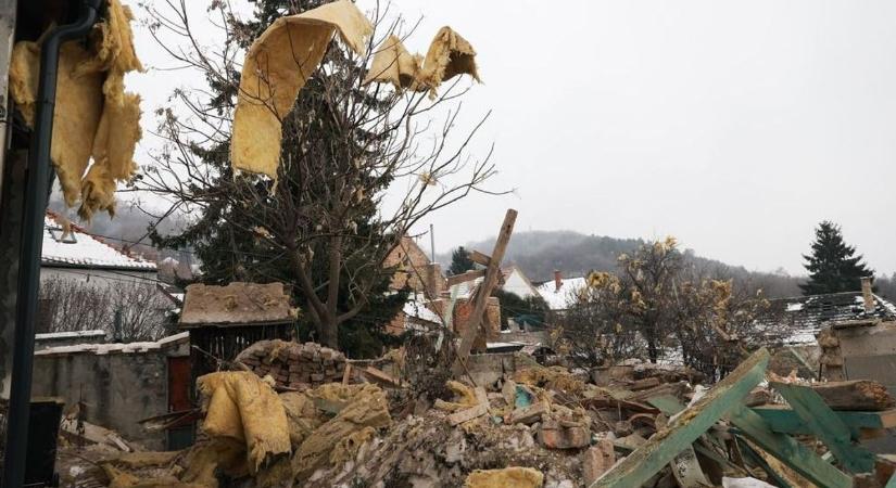 A földdel vált egyenlővé a felrobbant családi ház a szomszédos vármegyében - fotók