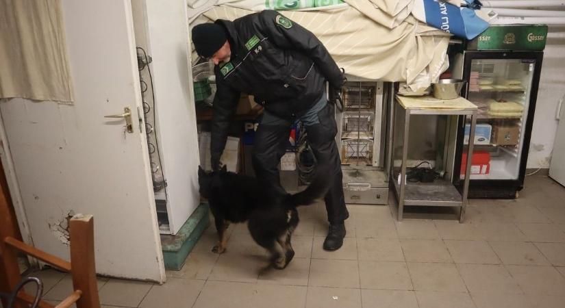Videón a rajtaütés: étteremben zajlott a drogbiznisz Dorogon fotók
