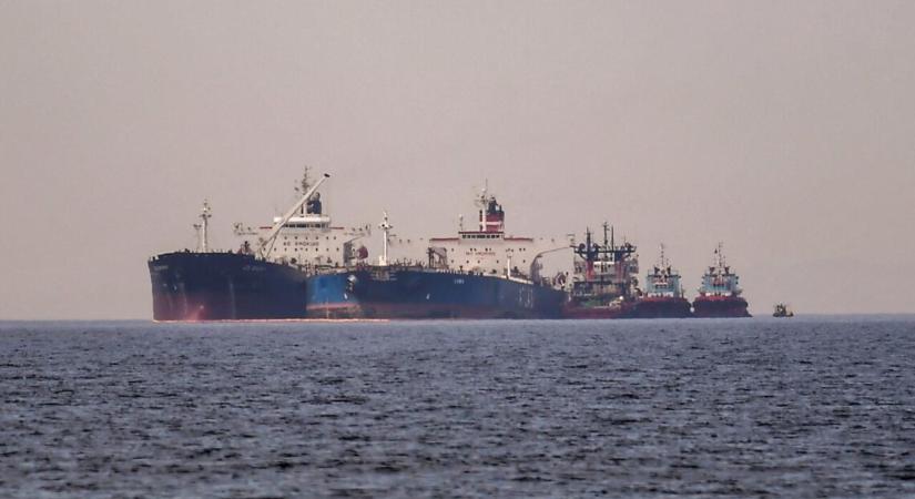 Nagy-Britannia az orosz „árnyékflottából” származó olajat Ukrajna katonai támogatására fordíthatja