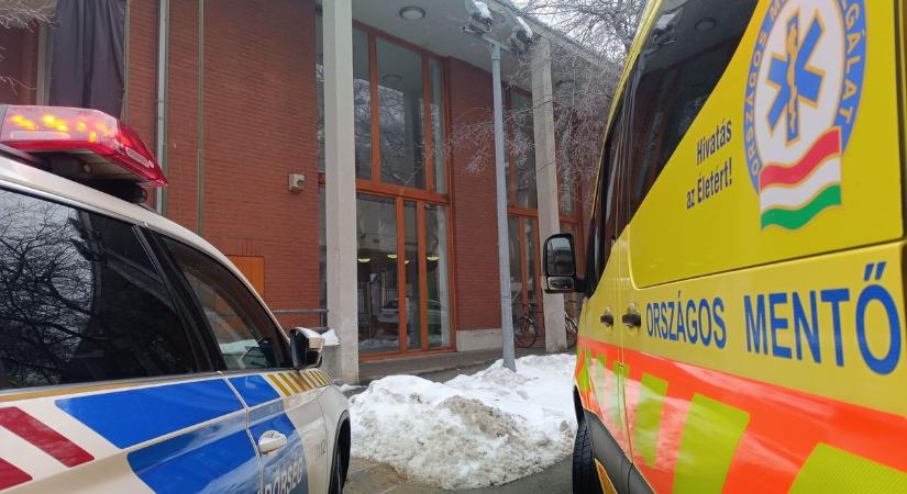 Kiderült, mi volt a kiskunhalasi postára érkezett gyanús küldeményben – fotók, videó