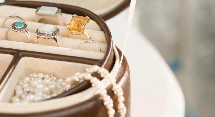 Elkopott, megfakult? Egyszerű filléres trükkök otthoni ékszertisztításhoz, hogy ne veszíts a fényedből
