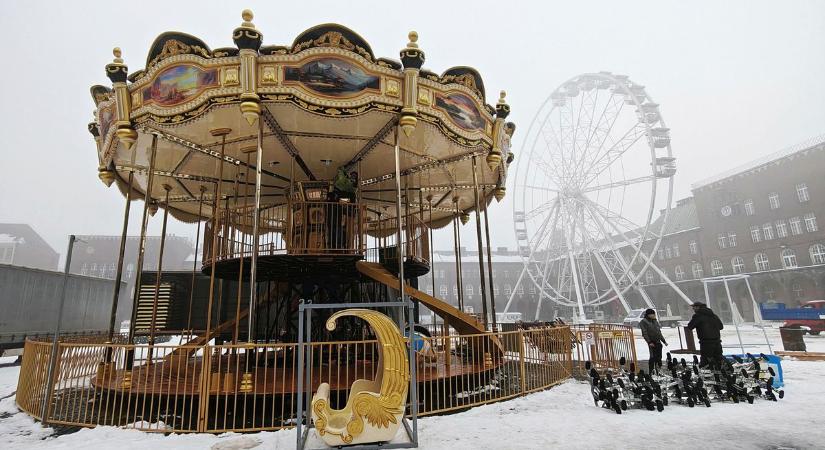 Bontják a karácsonyi látványosságokat a Dóm téren: lassan eltűnnek az ünnepi attrakciók (galéria)