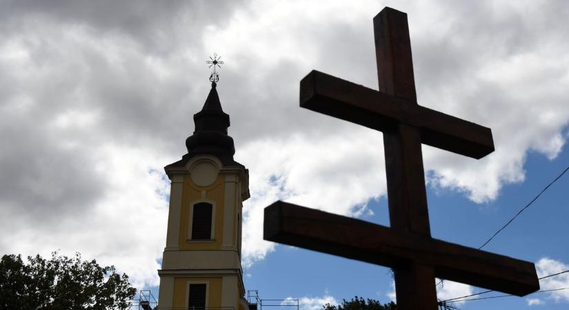 Közösségi összefogásból újítanák meg a templomkertet Tiszaörsön