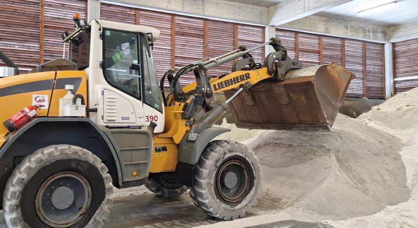 Kitart a tél, érkezik a só: feltöltik a szóróanyag-készleteket