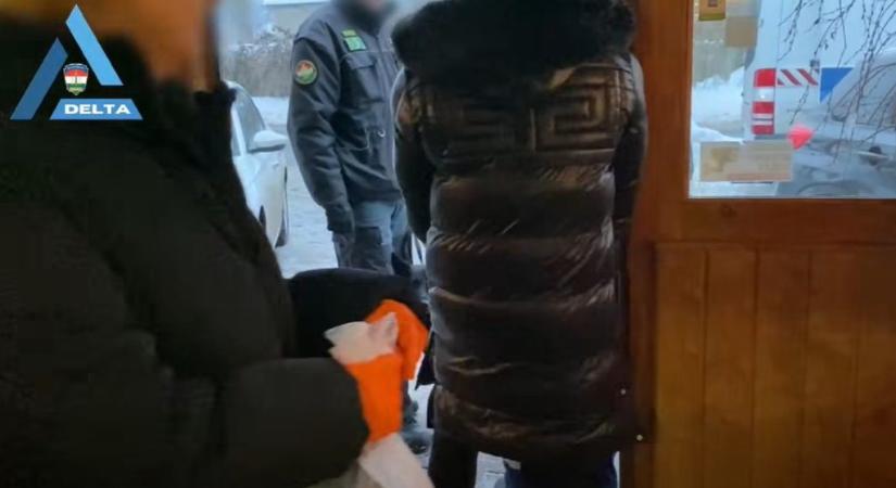 Bilincsben vitték el a dorogi étterem üzletvezetőjét és üzlettársát is, mert nem csak ételt árultak