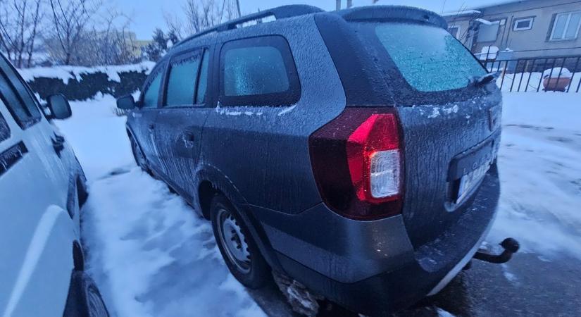 Több autó nem mozdul, emiatt nehéz a parkolók hóeltakarítása Kaposváron - de ingyen nem lesz a parkolás