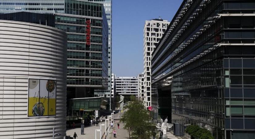 Már 16 éves kortól jöhet a kötelező sorkatonai szolgálat és az éveken át tartó gyakorlatozás a szomszédban: a nőket is besorozhatják