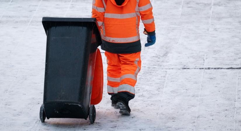 Túlórában dolgoznak a hulladékszállítók a hóhelyzet miatt elmaradt begyűjtés pótlásán