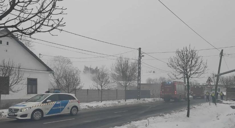 Lángra kapott a padláson felhalmozott tűzifa, rengeteg tűzoltót vezényeltek a helyszínre