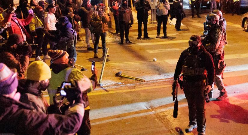 Donald Trump katonai beavatkozással fenyeget az amerikai bevándorlási hatóság elleni tüntetések miatt Minnesotában