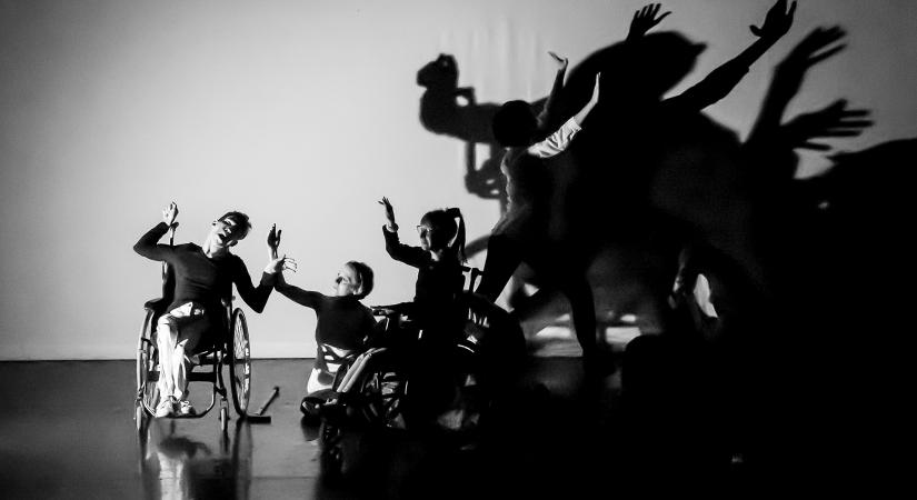 Akadálymentes tánc mindenkinek: az ArtMan Egyesület mozgássérült táncosait követtük, a próbateremtől a színpadig