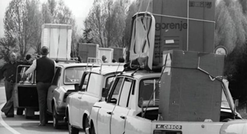 Bevásárlóturizmus - Tömött sorok, telepakolt autók a magyar-osztrák határon - fotó