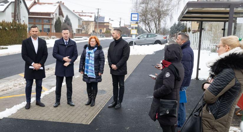 Az út járható, a csapadékvíz elfolyik, és a csapból jó minőségű ivóvíz folyik – Így újult meg a Nyerges utca (galéria, videó)