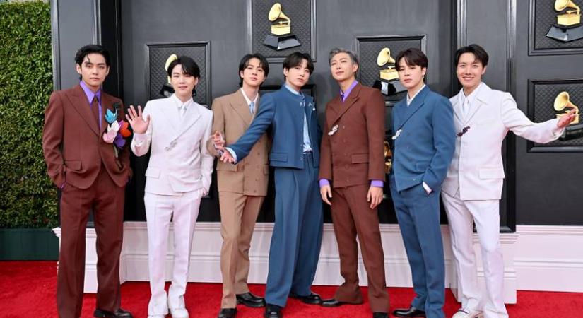 Katonai szolgálata után világkörüli turnéra indul a népszerű zenekar