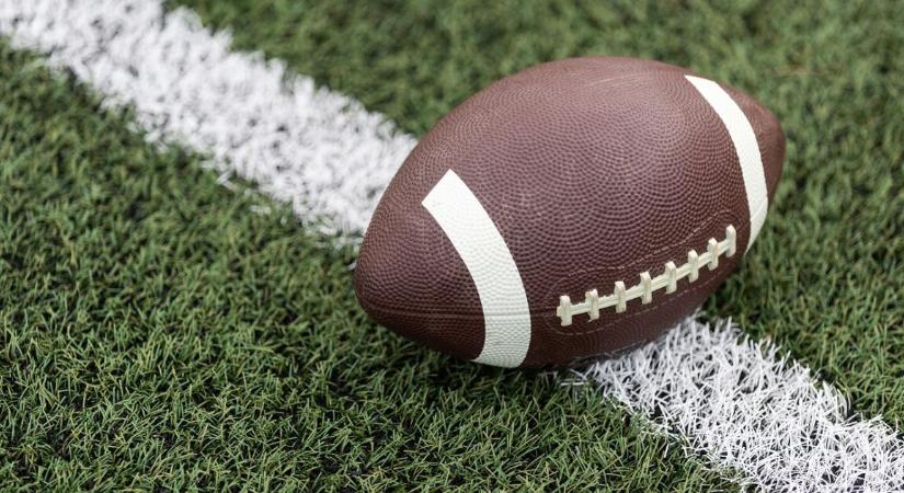 Parkoló autónak csapódott, majd felborult az ismert sportoló – gyorsan ment és áthajtott a piroson