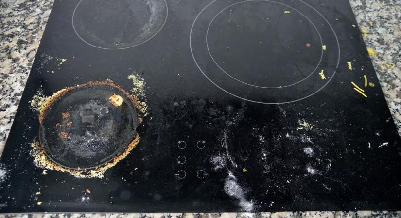 Ez a zseniális trükk távolítja el az odaégett szennyeződést a főzőlapról