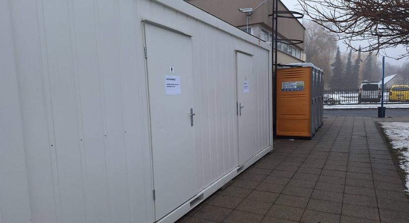 Megérkeztek a fűthető konténer mosdók a sárvári buszállomásra
