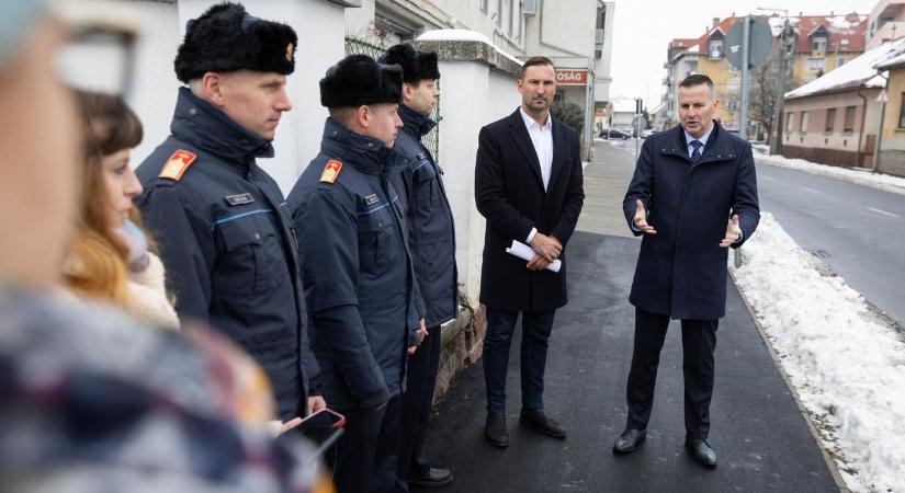 Látványos változás a tűzoltóság előtt – megújult az Arany János utca (galéria)