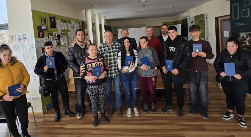 Roma diákok vették át a bizonyítványaikat Hajdúszoboszlón