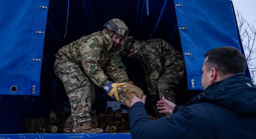 Katonák is részt vesznek a tűzifa kiszállításában