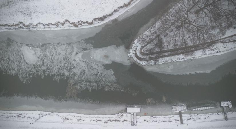 Alacsony vízállás, úszó jégtáblák - Így festenek a folyók Győrben - fotók