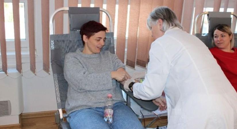 Életmentés szolgálaton túl: 31 rendőr adott vért Bonyhádon