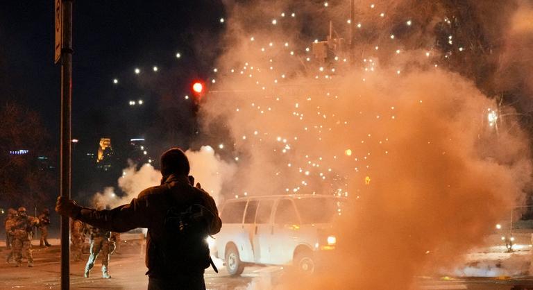 Egyre nő a feszültség az Egyesült Államokban, már könnygázt és paprikasprayt is bevetettek az erőszakos tüntetők ellen