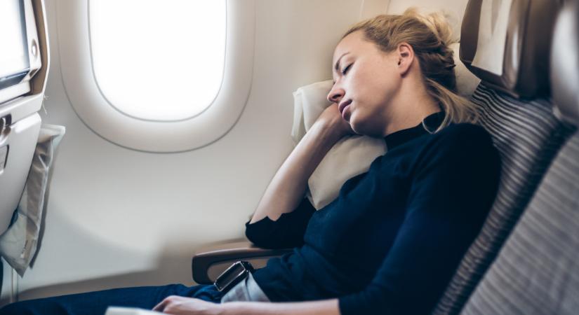 Üresen maradhat a melletted lévő ülés a repülőn, ha így foglalsz helyet