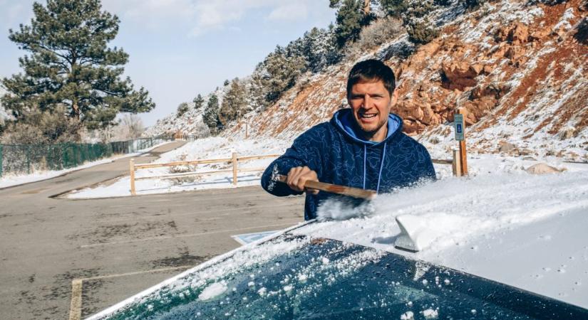 Így tüntessük el a jeget az autónk szélvédőjéről a NASA korábbi mérnöke szerint