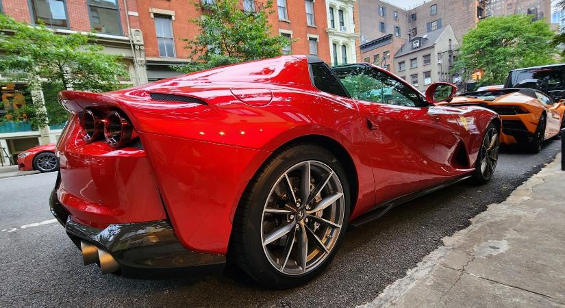 Nem tétlenkedtek a tolvajok, percek alatt nyúltak le 500 millióért sportkocsikat