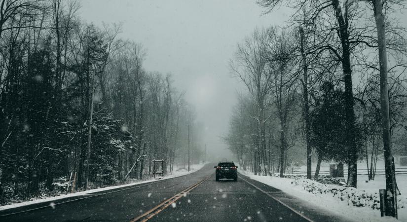 Veszélyes fordulat jön pénteken: Ónos szitálás és sűrű köd nehezíti a közlekedést – itt a friss előrejelzés