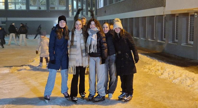 Jégdiszkót tartottak a gimnázium udvarán – videó