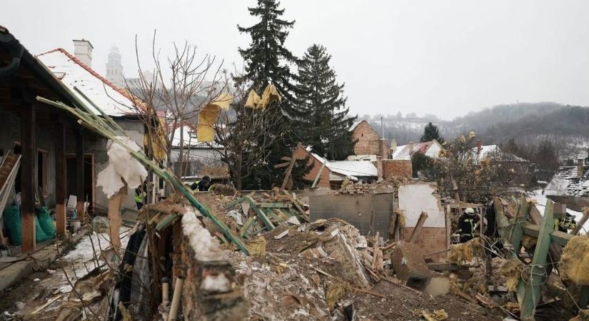 Friss hírek, helyszíni fotók: 70 éves asszonyra robbant a ház Pannonhalmán