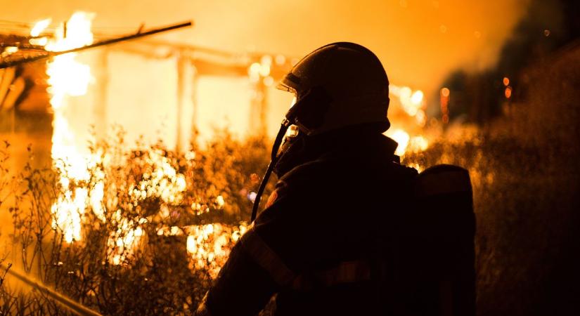 A konyhában, a fürdőben és az egyik szobában is felcsaptak a lángok, lakhatatlanná vált egy ember otthona