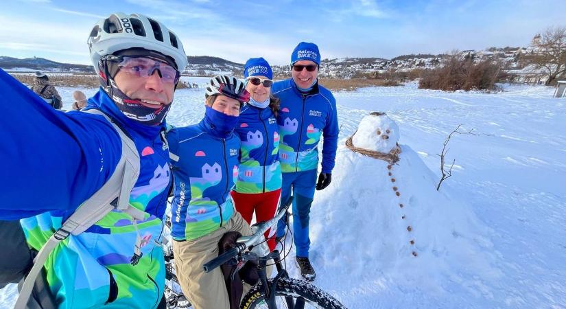 Két keréken a hóban – egyre népszerűbb a téli biciklizés a Balatonnál
