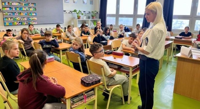 Rendőrökkel tanulták a biztonságos közlekedést a szekszárdi gyerekek