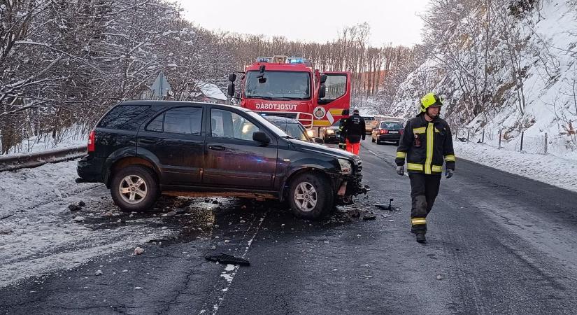 Több helyen még mindig jelentősen nehezíti az életet a téli időjárás