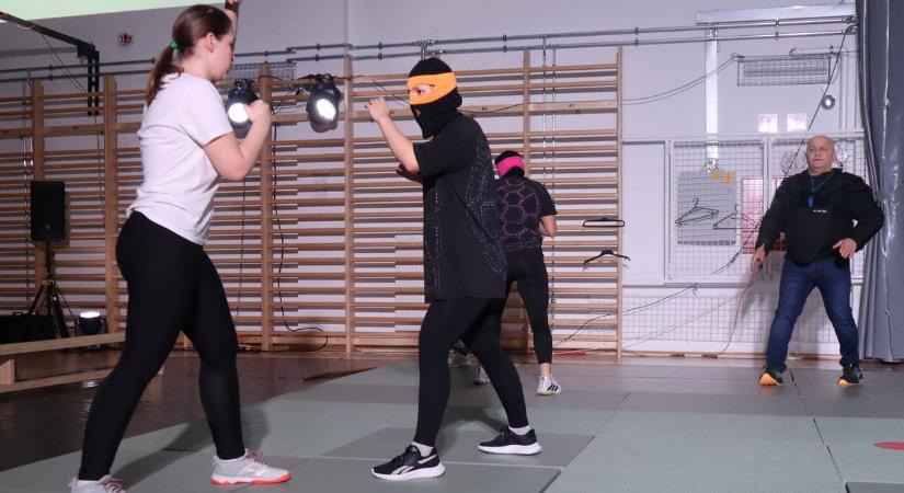 Küzdelem a sportcsarnok félhomályában – mi történt a makói iskolában? (galéria, videó)