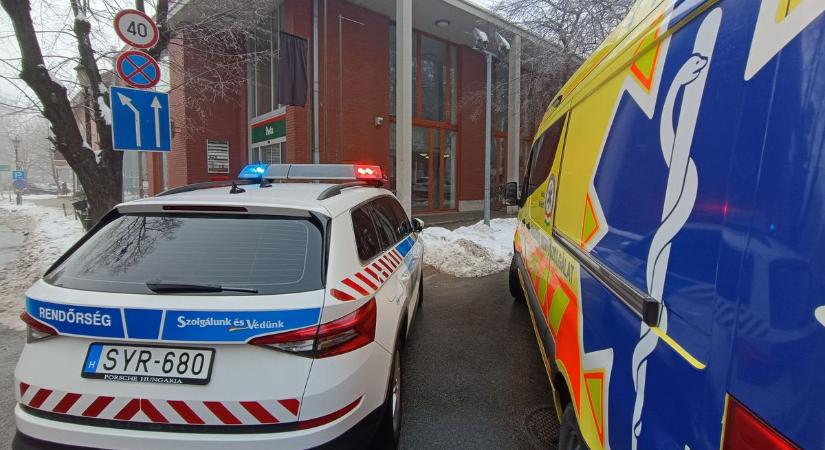 Kiderült, miért lepték el rendőrök, mentők, tűzoltók a halasi postát