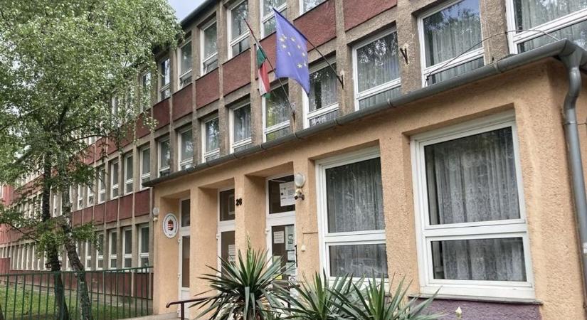 Január közepén, a tanítási év közben nyitott meg a győri városrész első iskolája