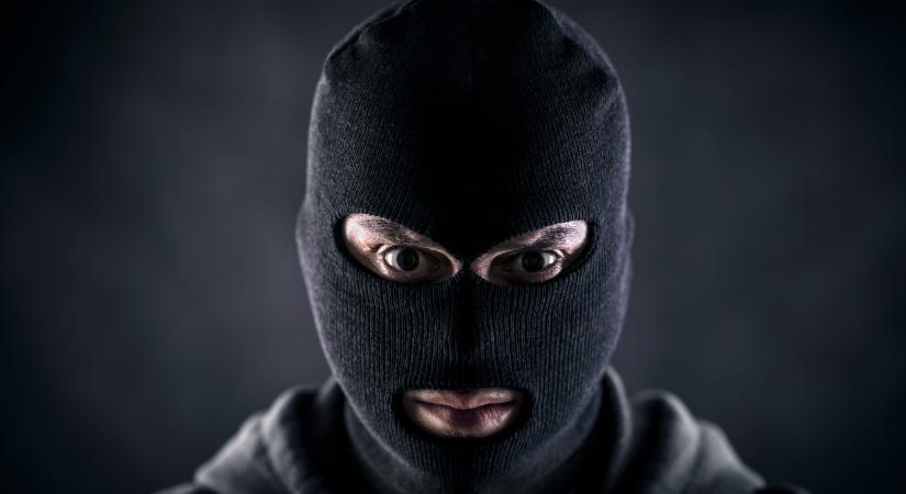 A hideg is kiráz: maszkos rabló fosztott ki egy budai boltot, videón az elkövető!